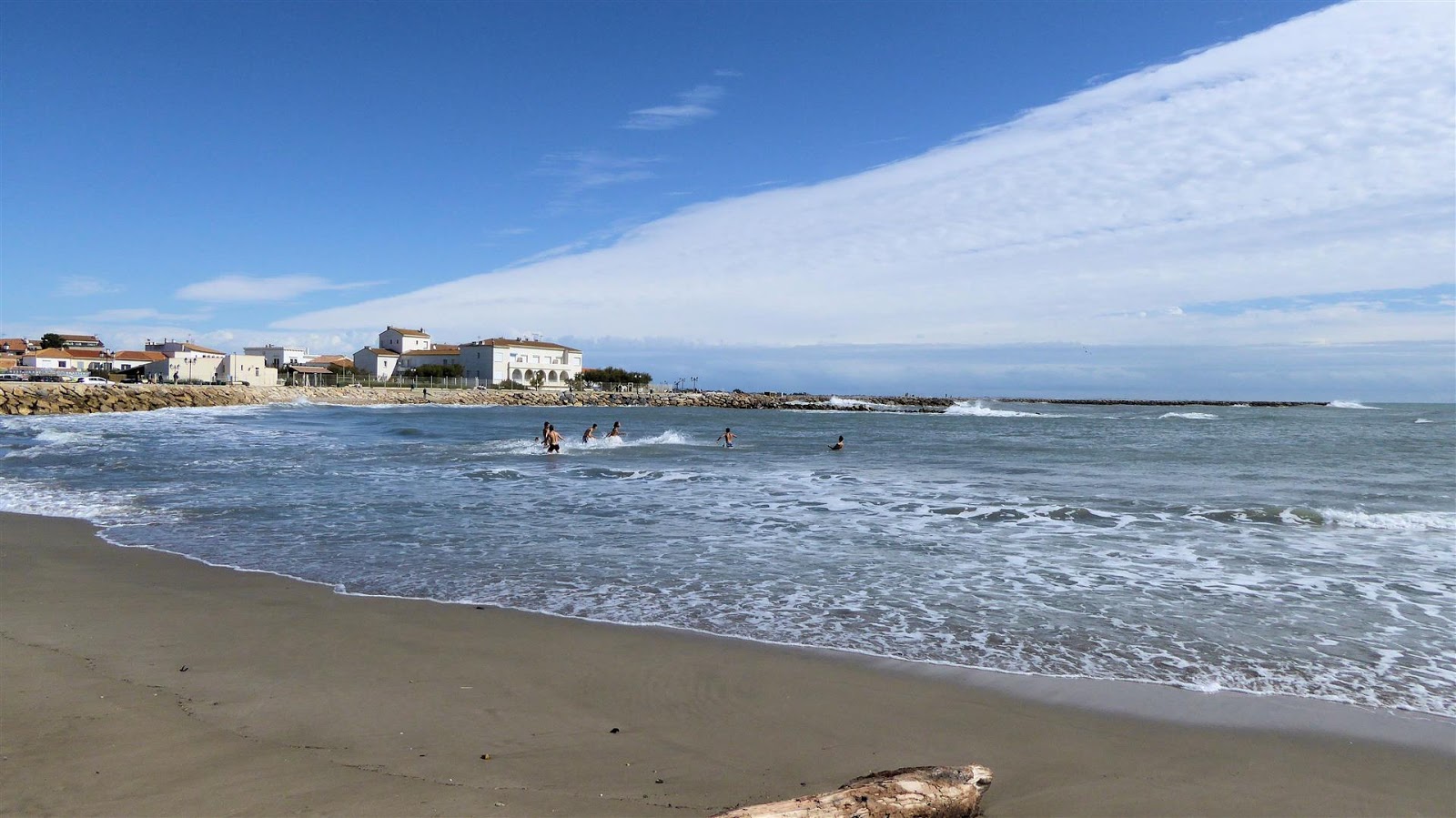 Foto di Arenes beach con baia spaziosa