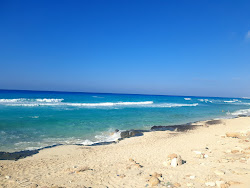 Foto von Nosour Al Abyad Beach mit türkisfarbenes wasser Oberfläche