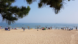 Foto von Myeongsasimni Beach von Klippen umgeben