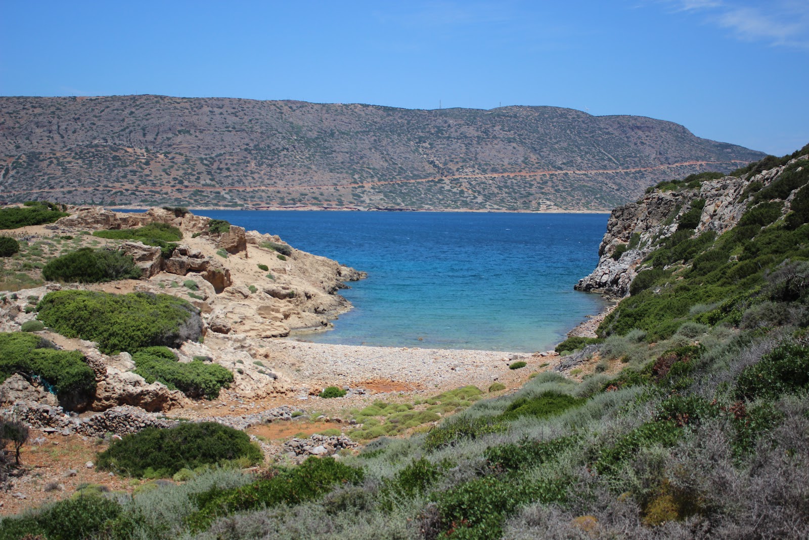 Foto av Pelekiti Beach med stenar yta