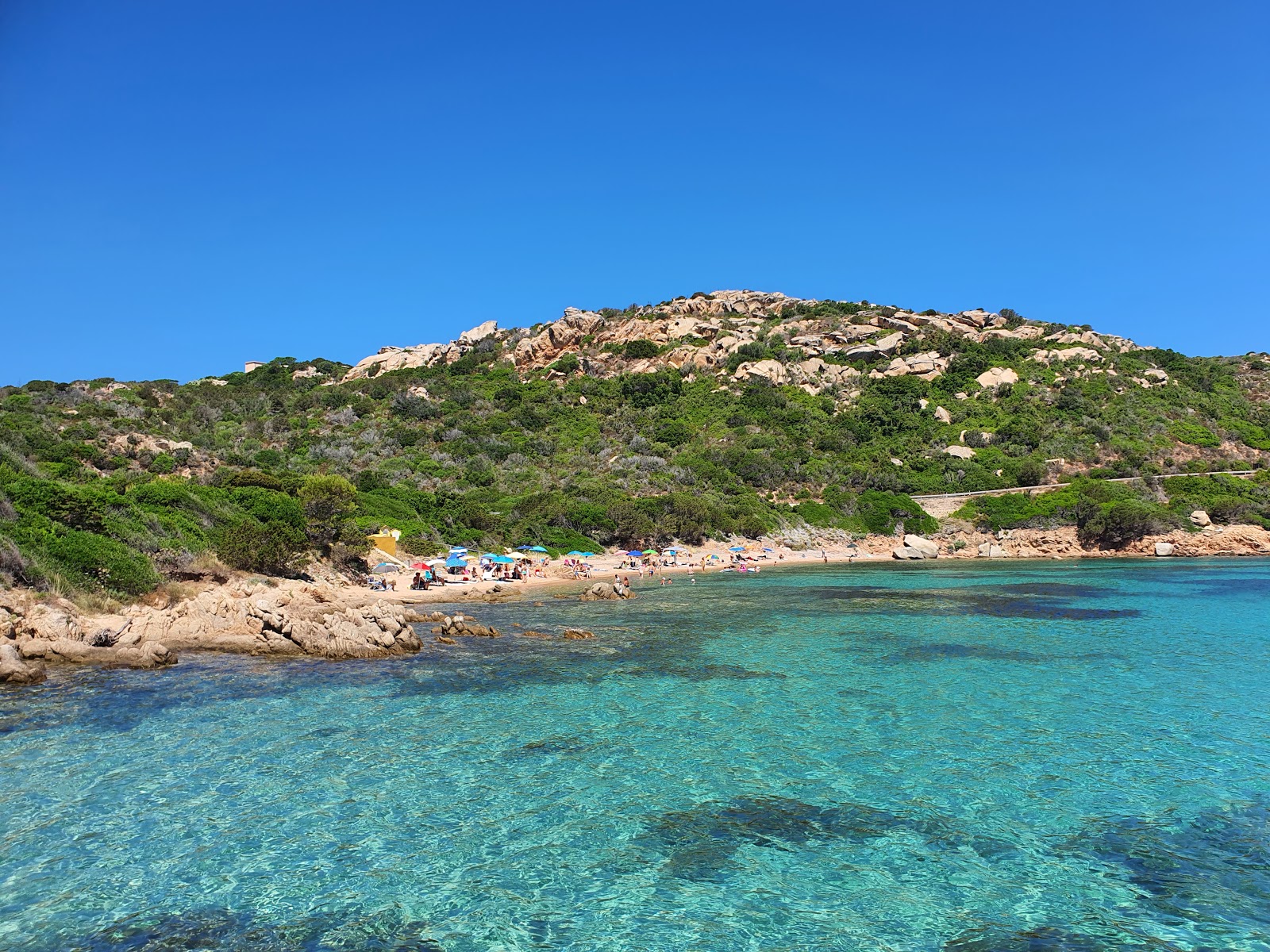 Φωτογραφία του Cala Spalmatore με φωτεινή άμμος επιφάνεια