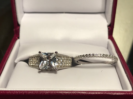 Jewelry Store «Helzberg Diamonds», reviews and photos, 2645 Plainfield Rd, Joliet, IL 60435, USA