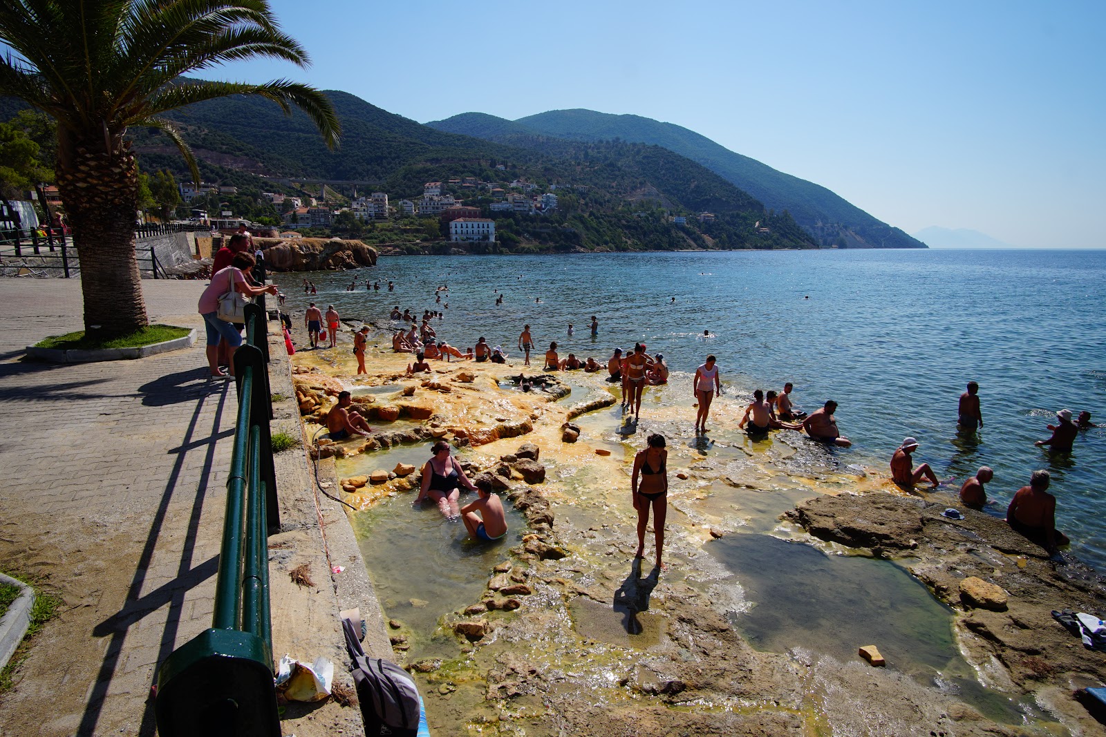 Foto di Loutra Edipsou beach e l'insediamento