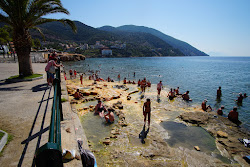 Foto di Loutra Edipsou beach e l'insediamento