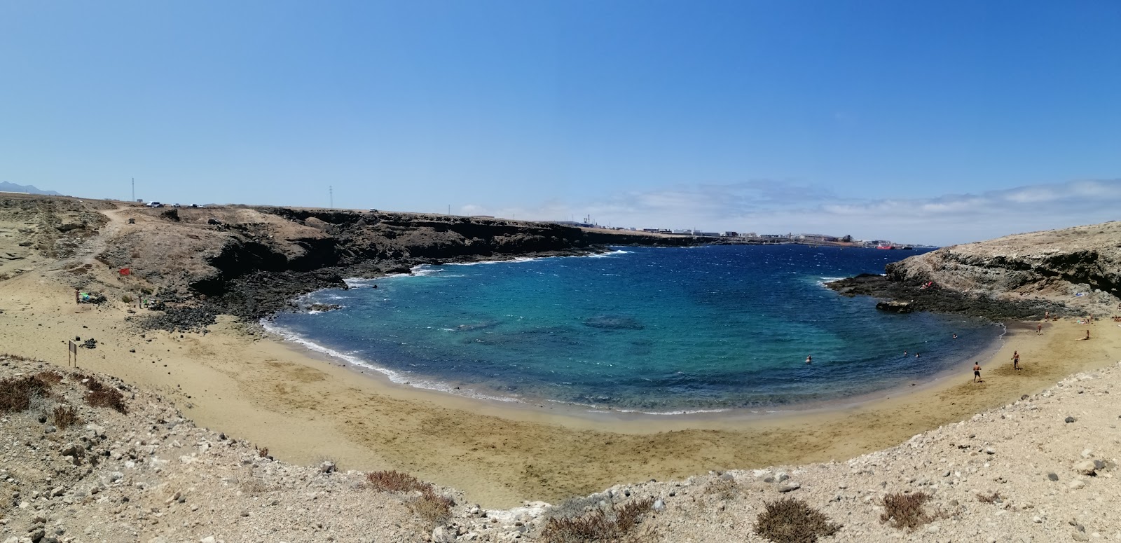 Fotografie cu Playa de Aguadulce cu o suprafață de apa pură turcoaz