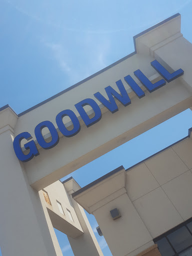 Thrift Store «Goodwill - Roseville, MN - Cleveland Avenue», reviews and photos, 2500 Cleveland Ave N, Roseville, MN 55113, USA