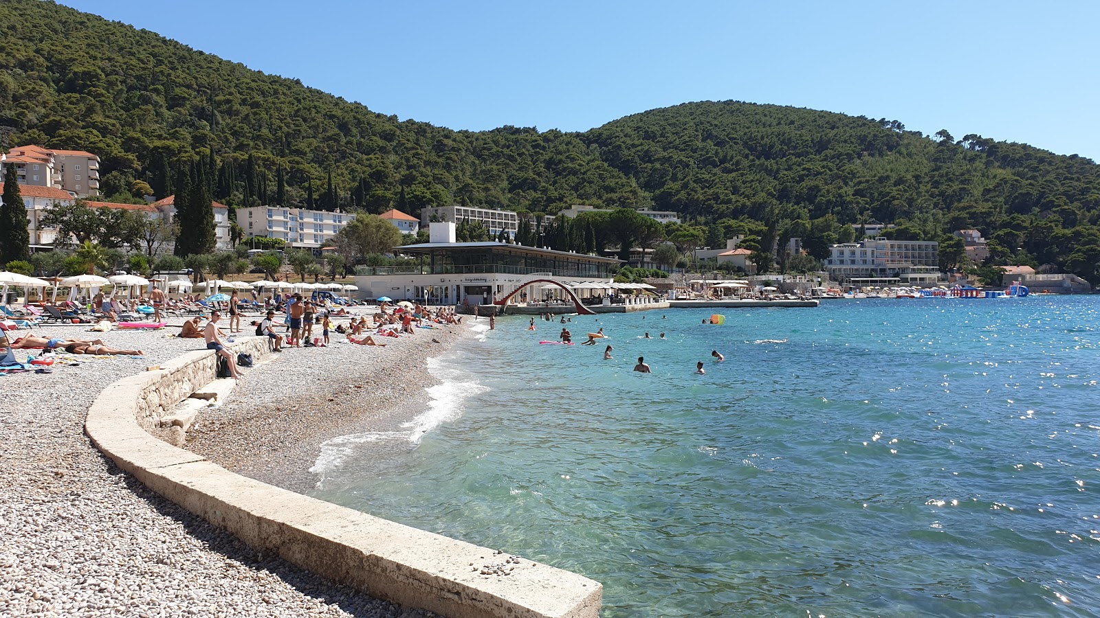 Foto di Uvala Lapad beach con una superficie del ciottolo fine bianco