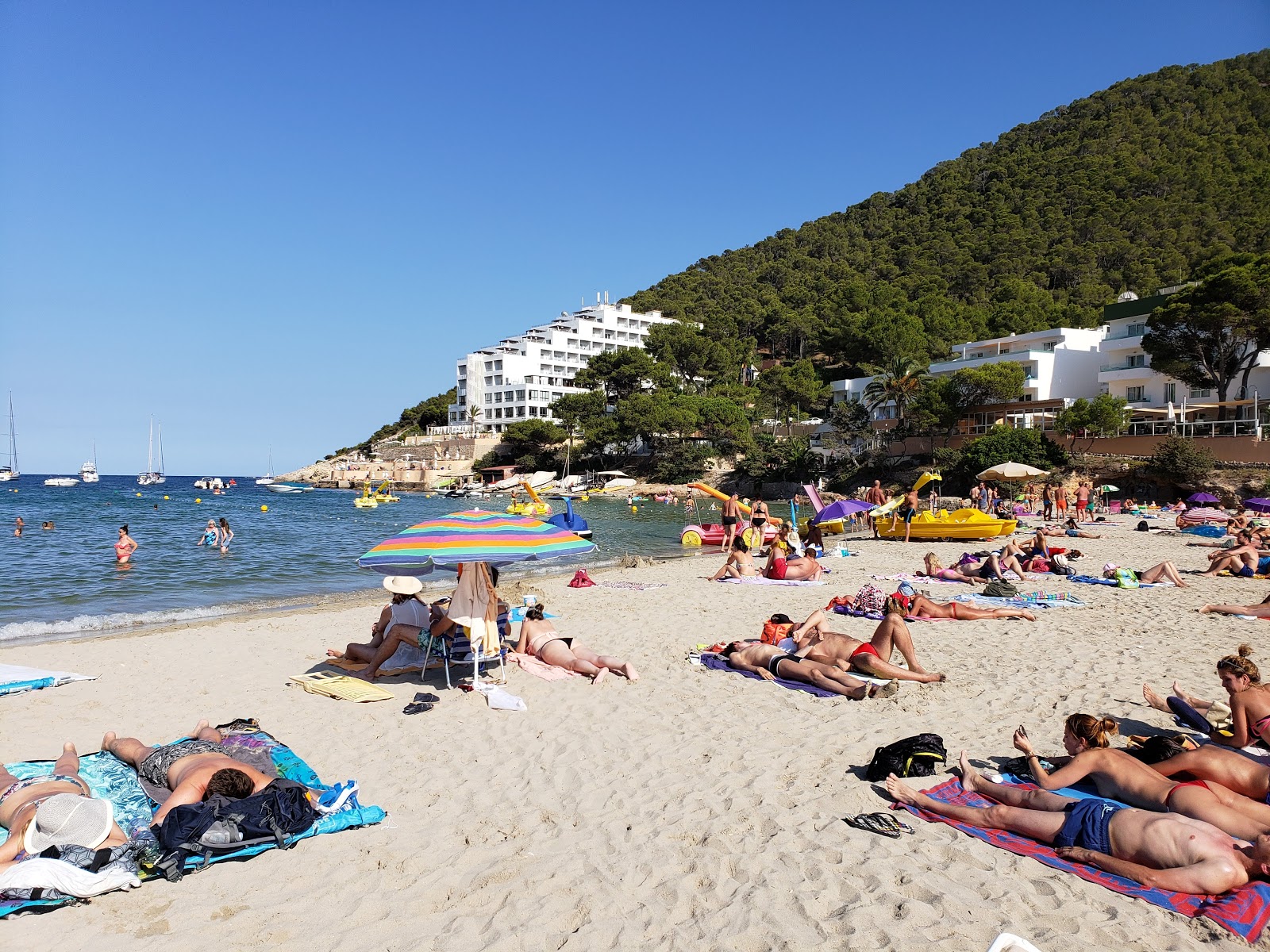 Foto af Stranden Cala Llonga - populært sted blandt afslapningskendere