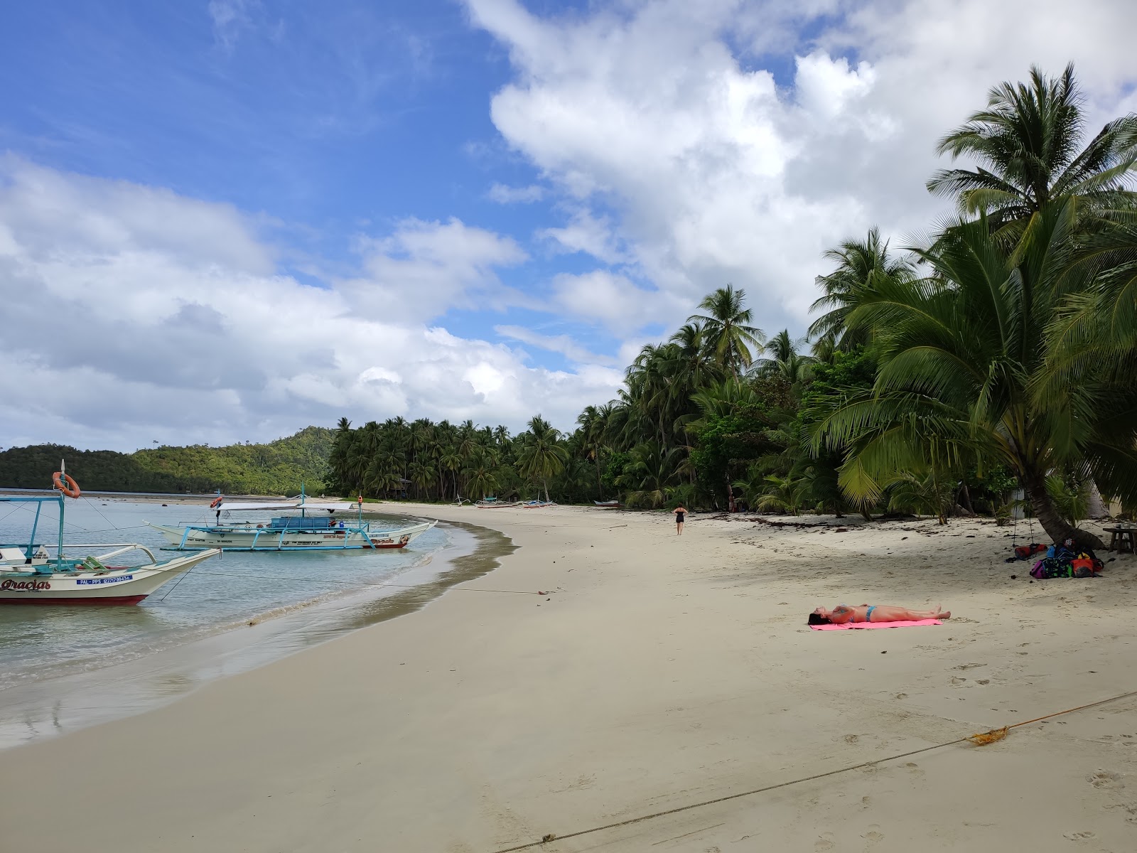 Foto di Mahilamonen Beach con una superficie del sabbia beige fine