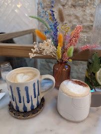 Cappuccino du Restaurant servant le petit-déjeuner AZUR CAFÉ BRUNCH & COFFEE CHAMPS-ELYSÉES à Paris - n°6