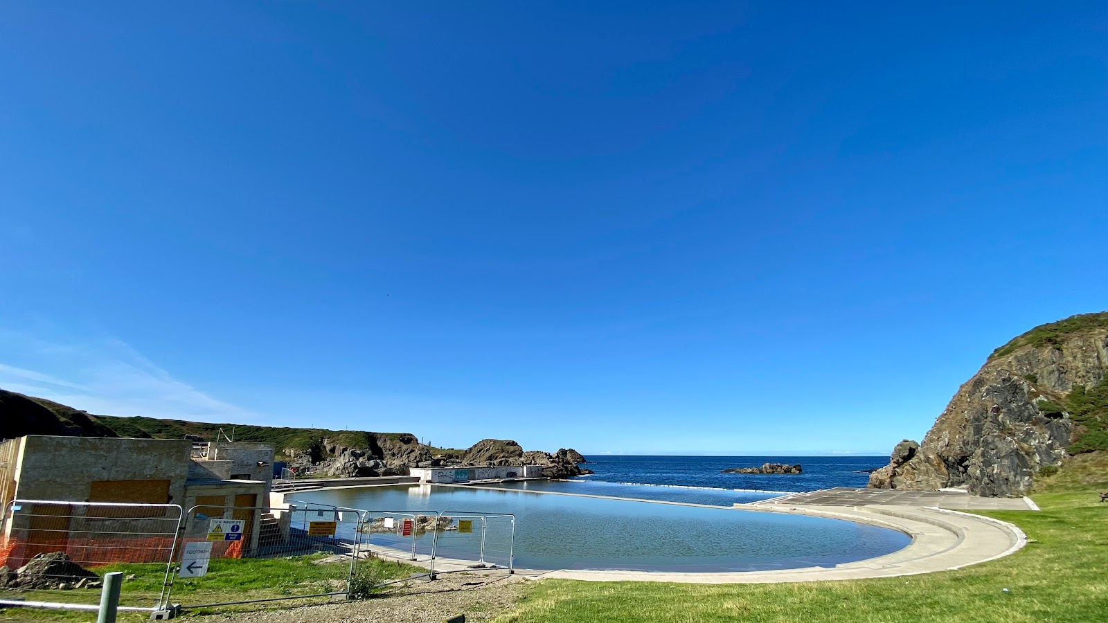 Foto van Needle's Eye Rock Formation Beach wilde omgeving