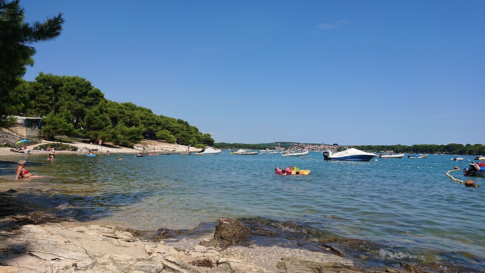 Guvnina beach的照片 带有小海湾