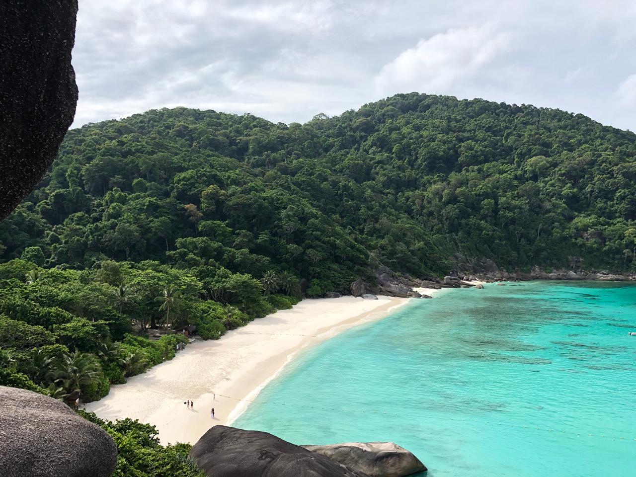 Foto van Koh Miang Strand omringd door bergen