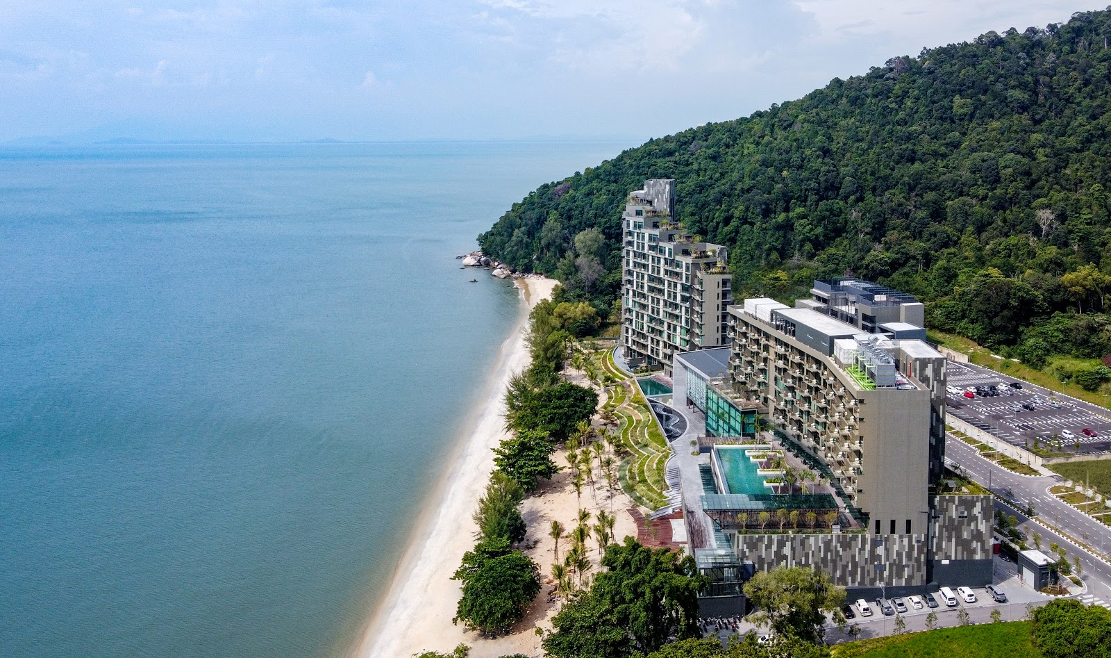 Foto de Teluk Bahang Beach e o assentamento