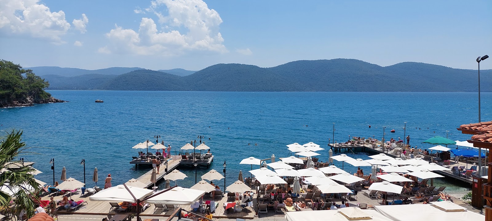Foto di Filika Butik Hotel Beach con una superficie del superficie in cemento pavimentata