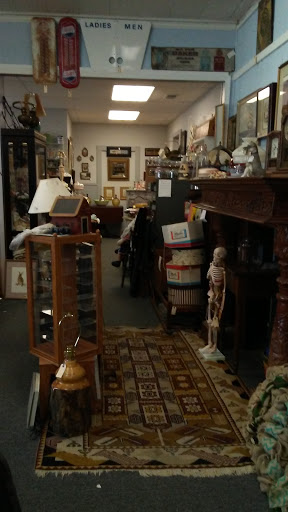 Antique Furniture Store «Old American Barn», reviews and photos, 107 Martinsburg Ave, Gordonsville, VA 22942, USA