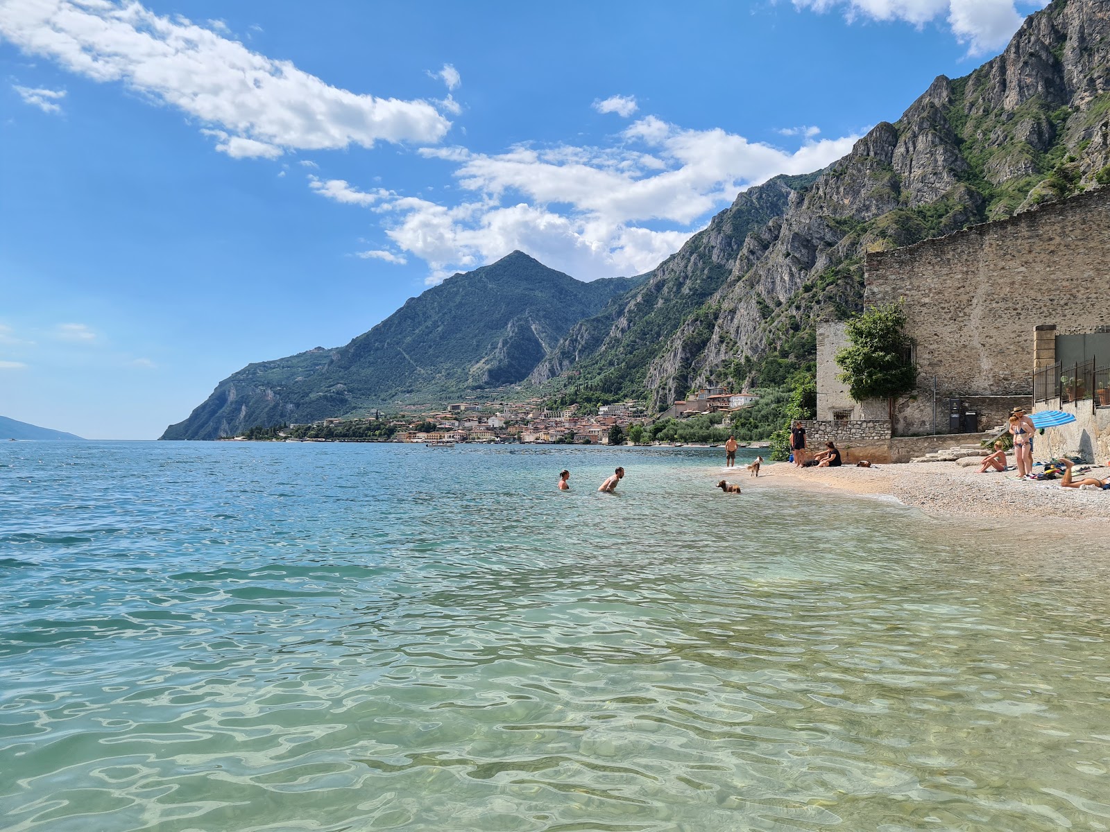 Fotografija Spiaggia Per Cani z sivi kamenček površino