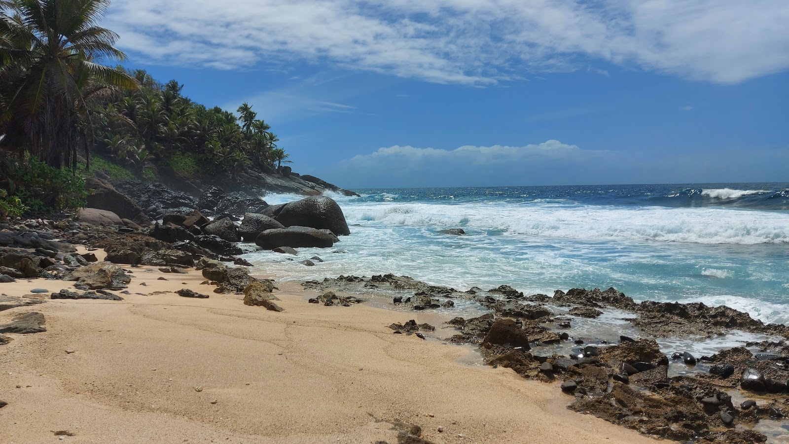 Fotografija Anse Patates Beach nahaja se v naravnem okolju