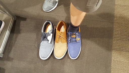 Shoe Store «DSW Designer Shoe Warehouse», reviews and photos, 413 N Milwaukee Ave, Vernon Hills, IL 60061, USA