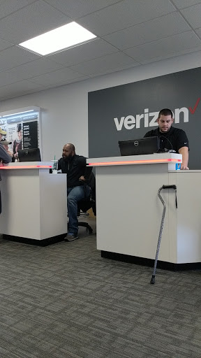 Cell Phone Store «GoWireless Verizon Authorized Retailer», reviews and photos, 120 S Zeeb Rd #102, Ann Arbor, MI 48103, USA