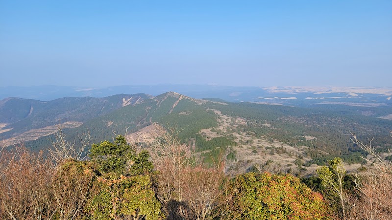 鞍岳山頂第一駐車場