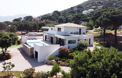 La villa blanche, Calvi à Calvi