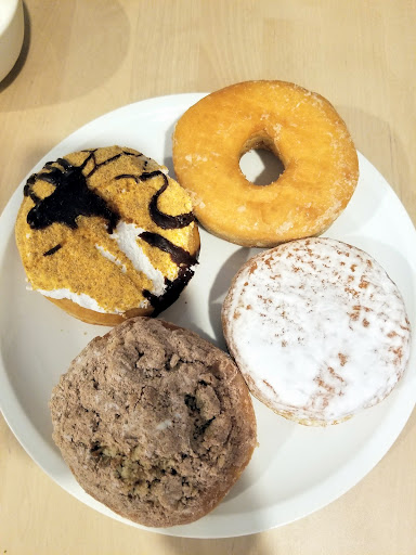 Donut Shop «Peter Pan Donut & Pastry Shop», reviews and photos, 727 Manhattan Ave, Brooklyn, NY 11222, USA