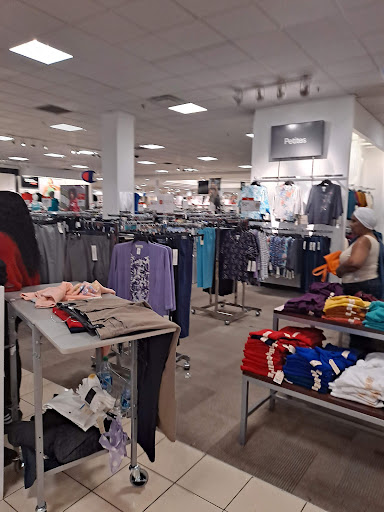 Clothing Store «Aéropostale», reviews and photos, 200 Baychester Ave, Bronx, NY 10475, USA