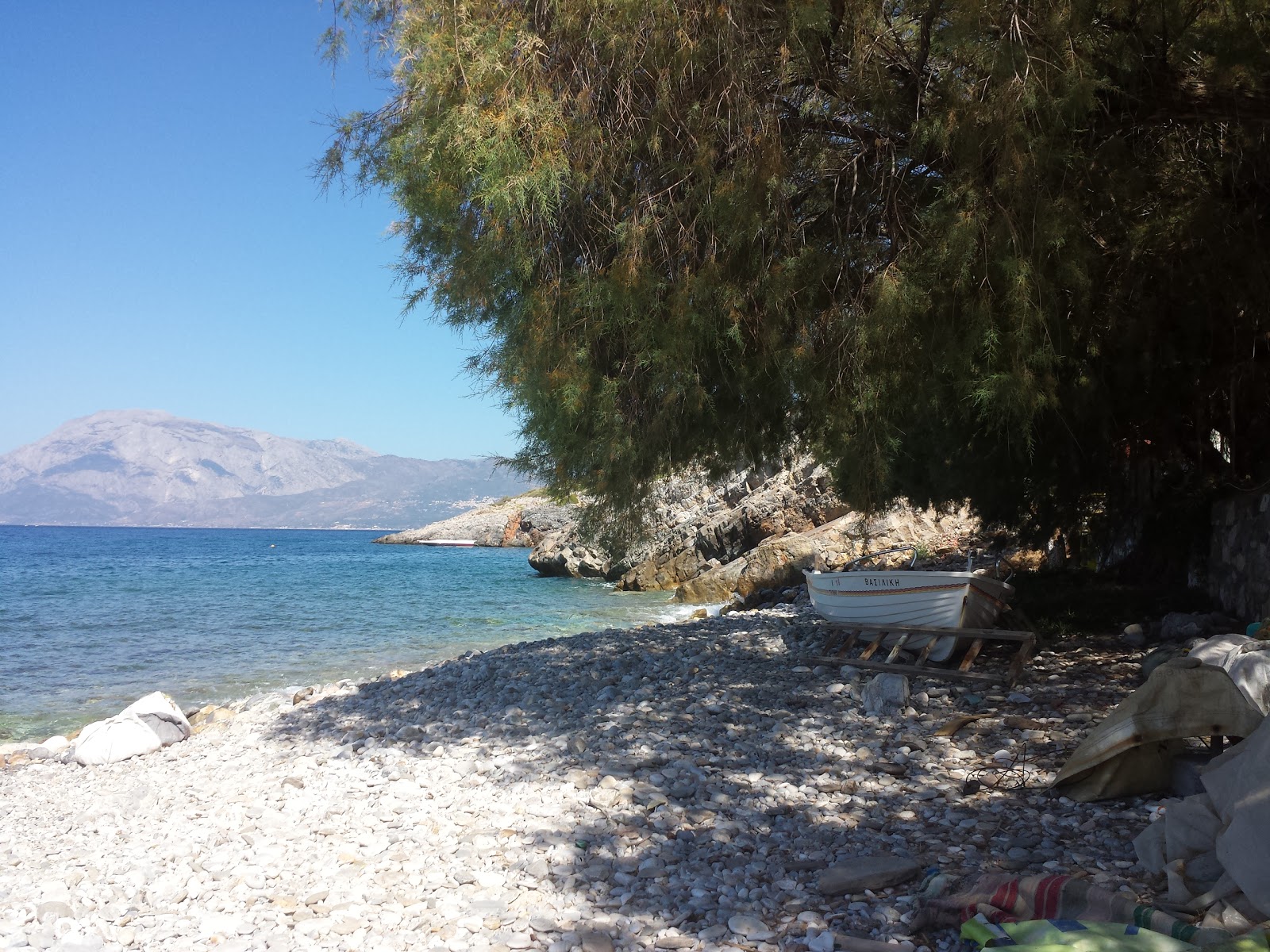 Foto von Kyrgianni beach mit beiger kiesel Oberfläche