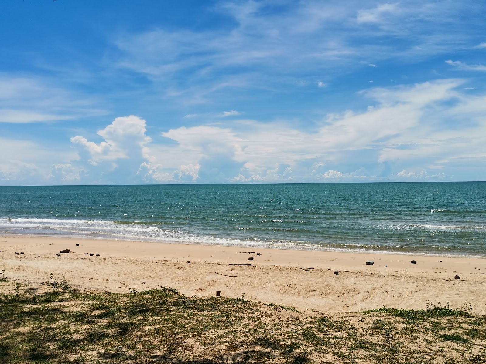 Valokuva Kaew Beachista. pinnalla kirkas hiekka:n kanssa