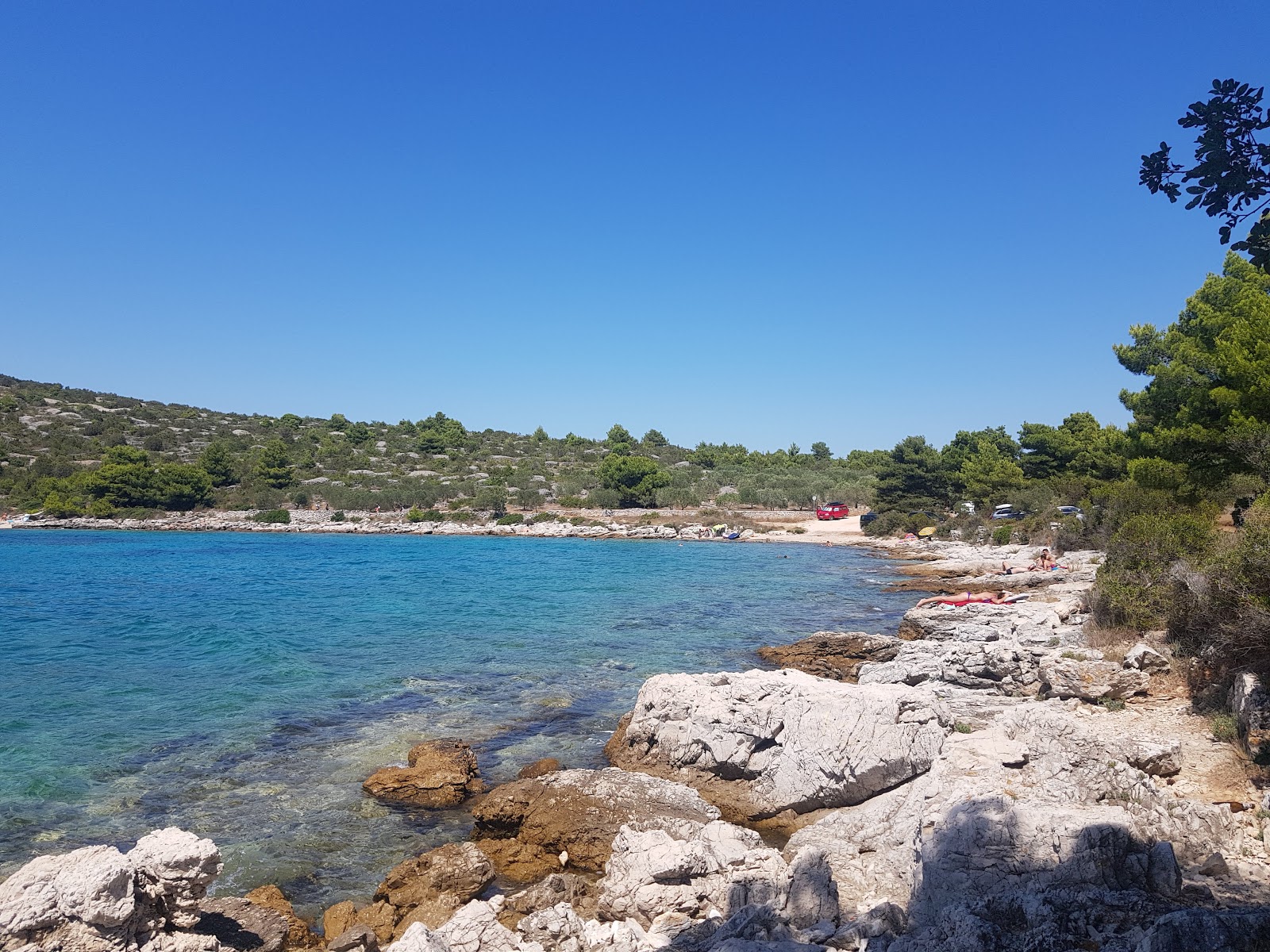 Foto von Koromasna uvala mit türkisfarbenes wasser Oberfläche