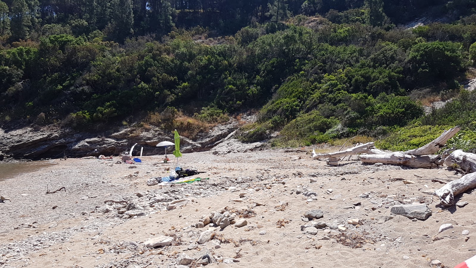 Photo de Buzzancone or Cera protégé par des falaises