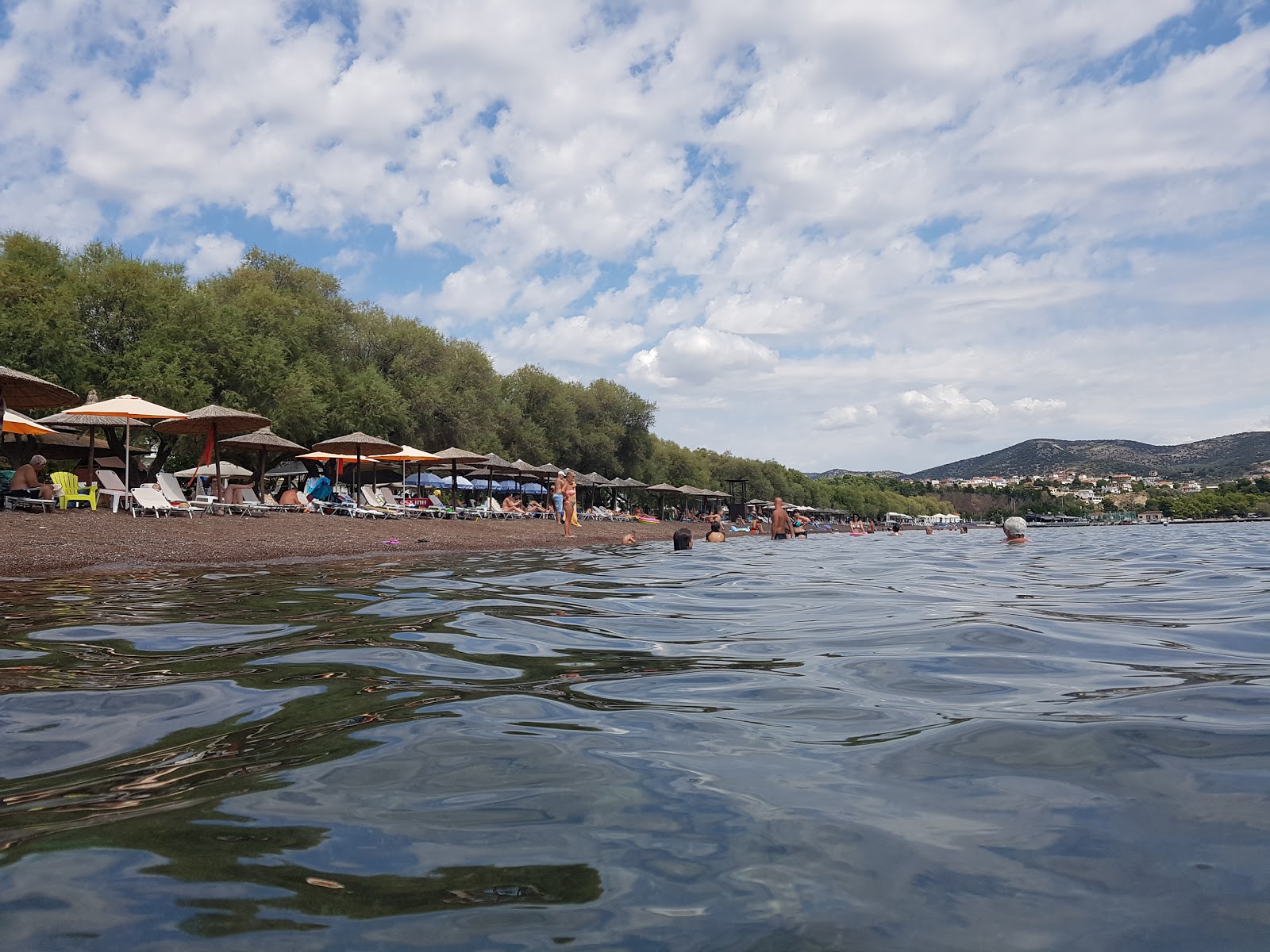 Foto de Neas Achialou beach - lugar popular entre os apreciadores de relaxamento