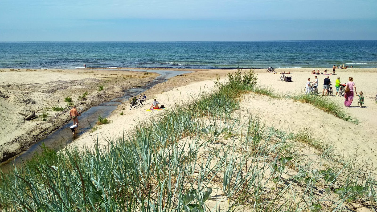 Foto van Edge beach met helder zand oppervlakte