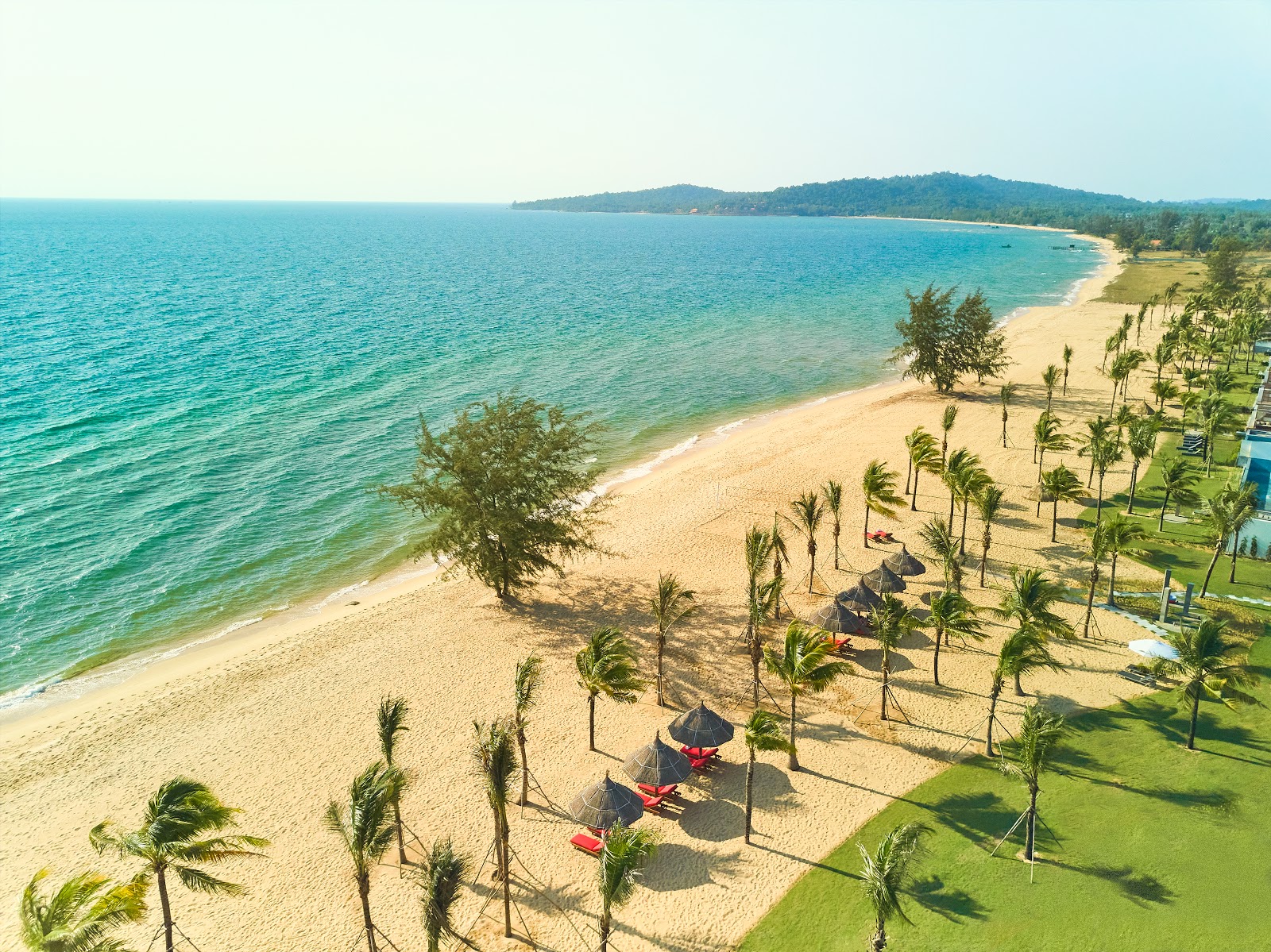 Foto van Movenpick Beach met helder fijn zand oppervlakte