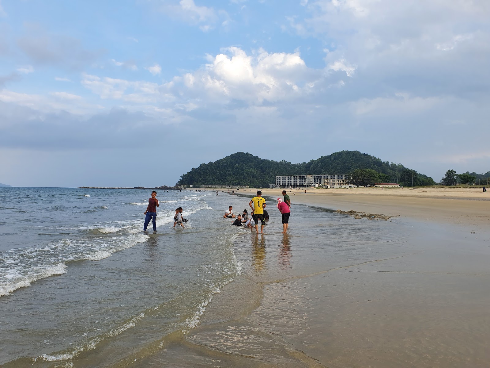 Foto von Pandak Beach mit lange, gerade küste