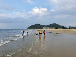 Foto von Pandak Beach mit lange, gerade küste