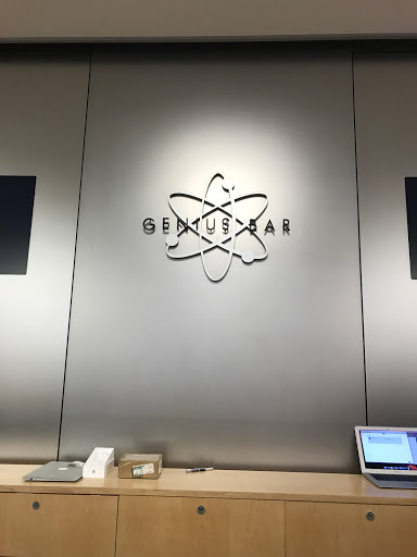 Computer Store «Apple Suburban Square», reviews and photos, 61 Saint James Pl, Ardmore, PA 19003, USA