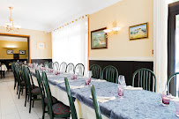 Atmosphère du Restaurant Logis Hôtel le Cours à Saint-Gilles - n°18