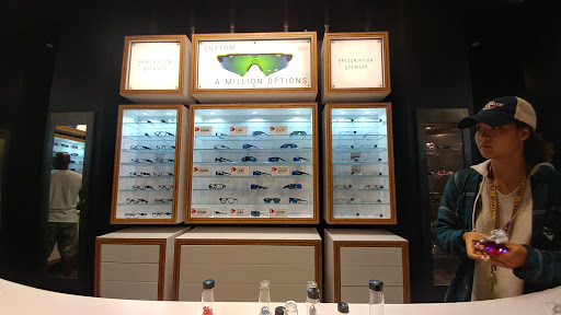 Sunglasses Store «Oakley Store», reviews and photos, 654 Spectrum Center Dr, Irvine, CA 92618, USA