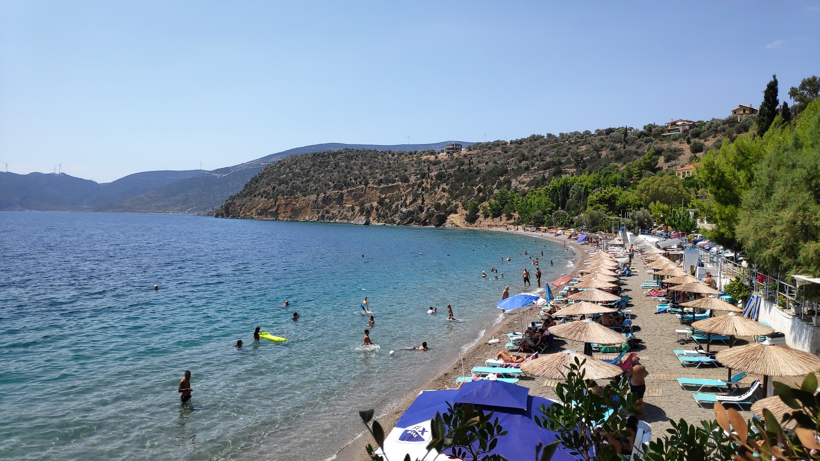 Foto von Agios Isidoros beach mit kleine, beiger kiesel Oberfläche