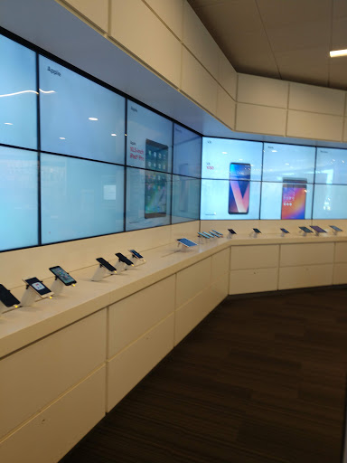 Cell Phone Store «Verizon», reviews and photos, 4926 Dressler Rd NW, Canton, OH 44718, USA