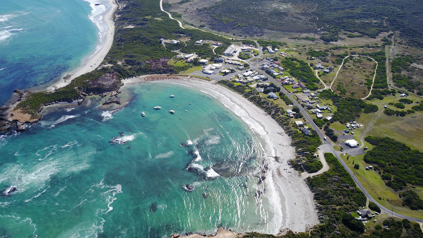 Photo de Bucks Bay Beach avec baie spacieuse