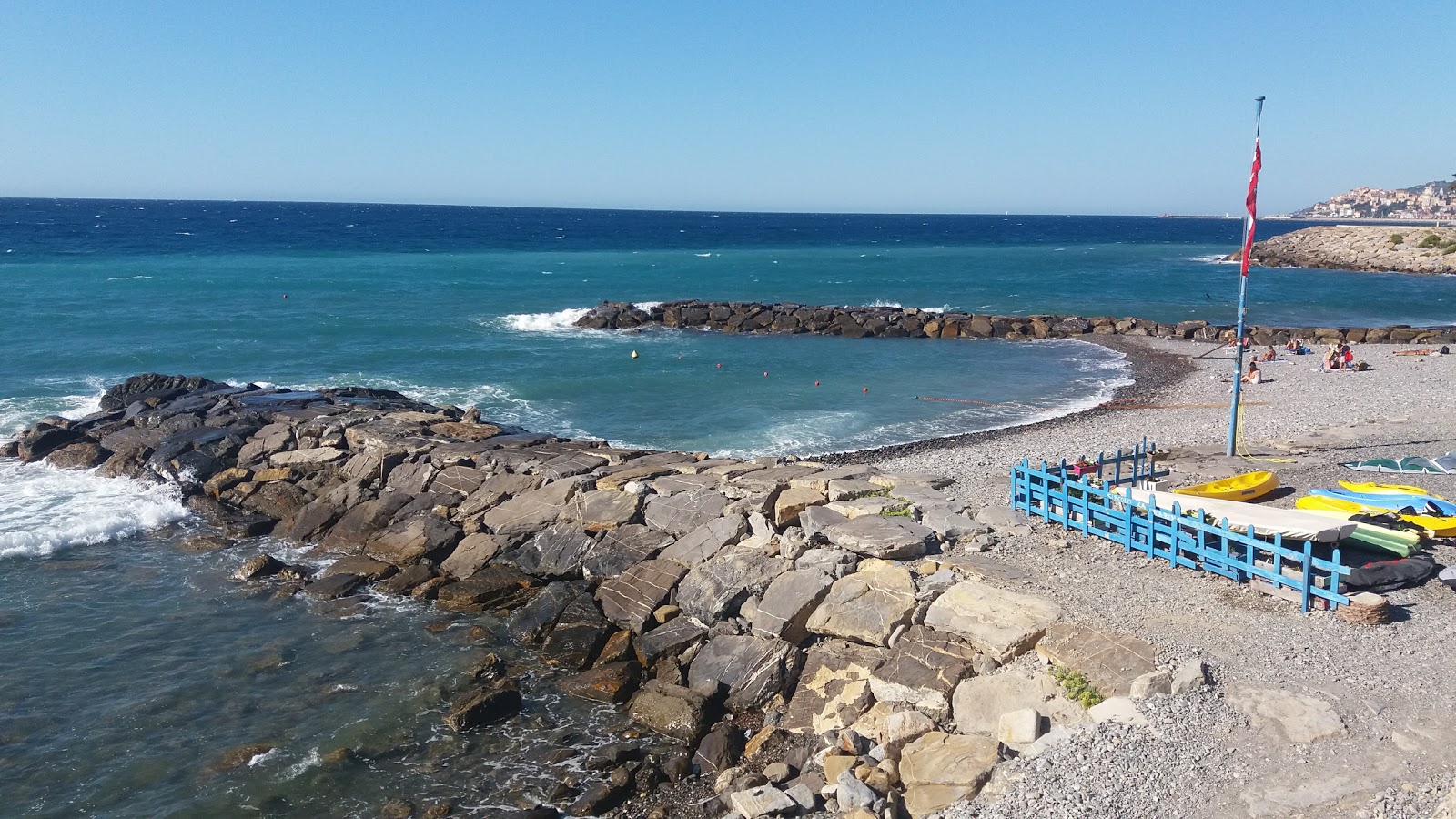 Fotografie cu La Rabina beach cu golfuri de mijloc