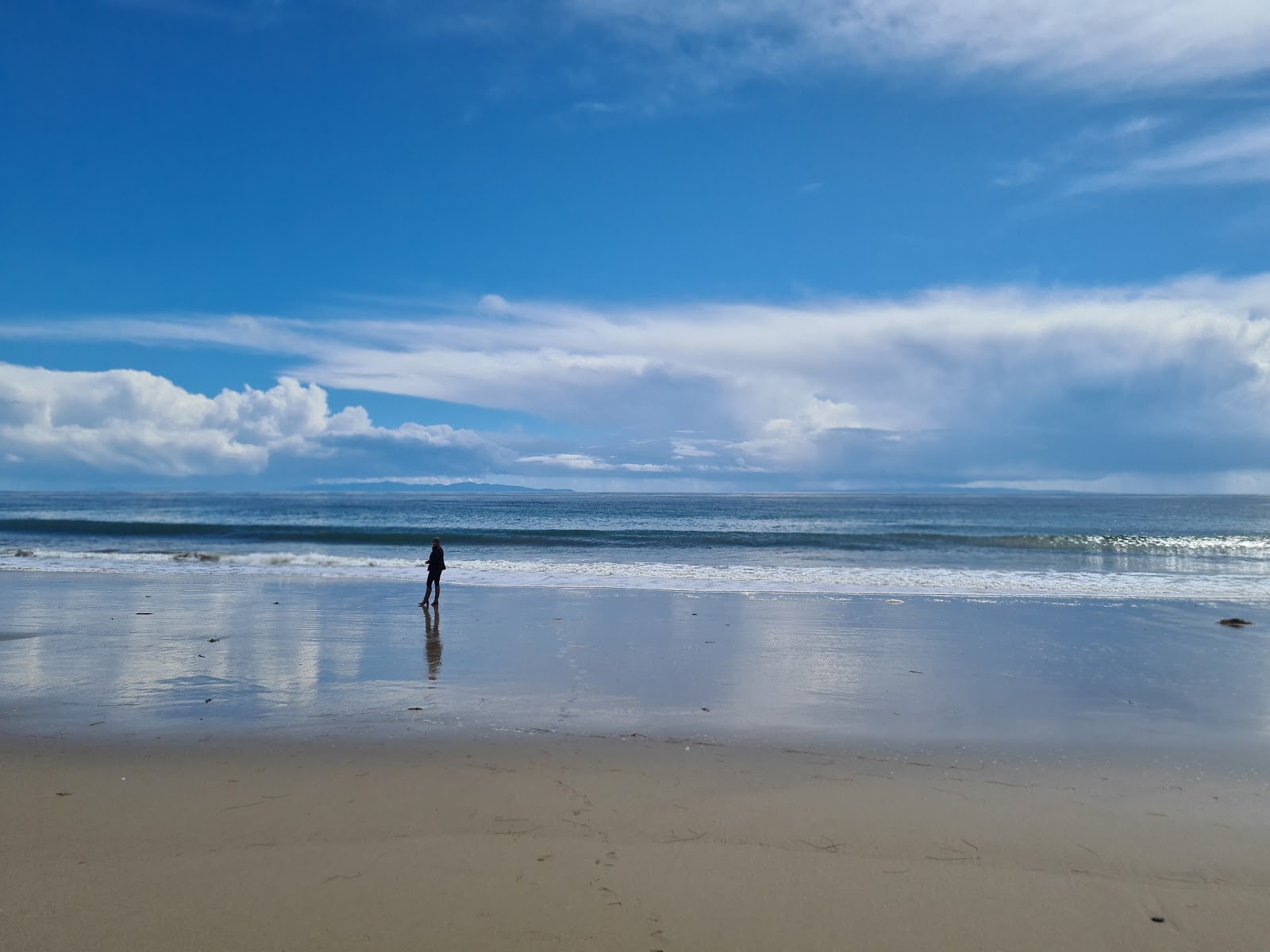 Foto von Refugio Beach von Klippen umgeben