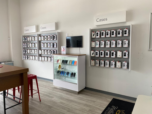 Cell Phone Store «iExpert Studio», reviews and photos, 5000 Shelbyville Rd, Louisville, KY 40207, USA