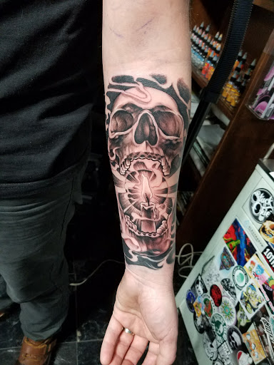 Tattoo Shop «Bitter Hearts Tattoo», reviews and photos, 2209 Mahoning Ave, Youngstown, OH 44509, USA