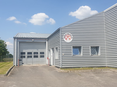 Anticrocpoule Portes automatiques solaires pour poulailler, Made in Jura. à Courlaoux