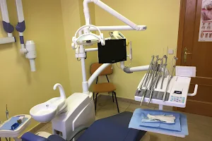 Clínica Dental New Smile Estética, ortodoncia invisible e implantología image