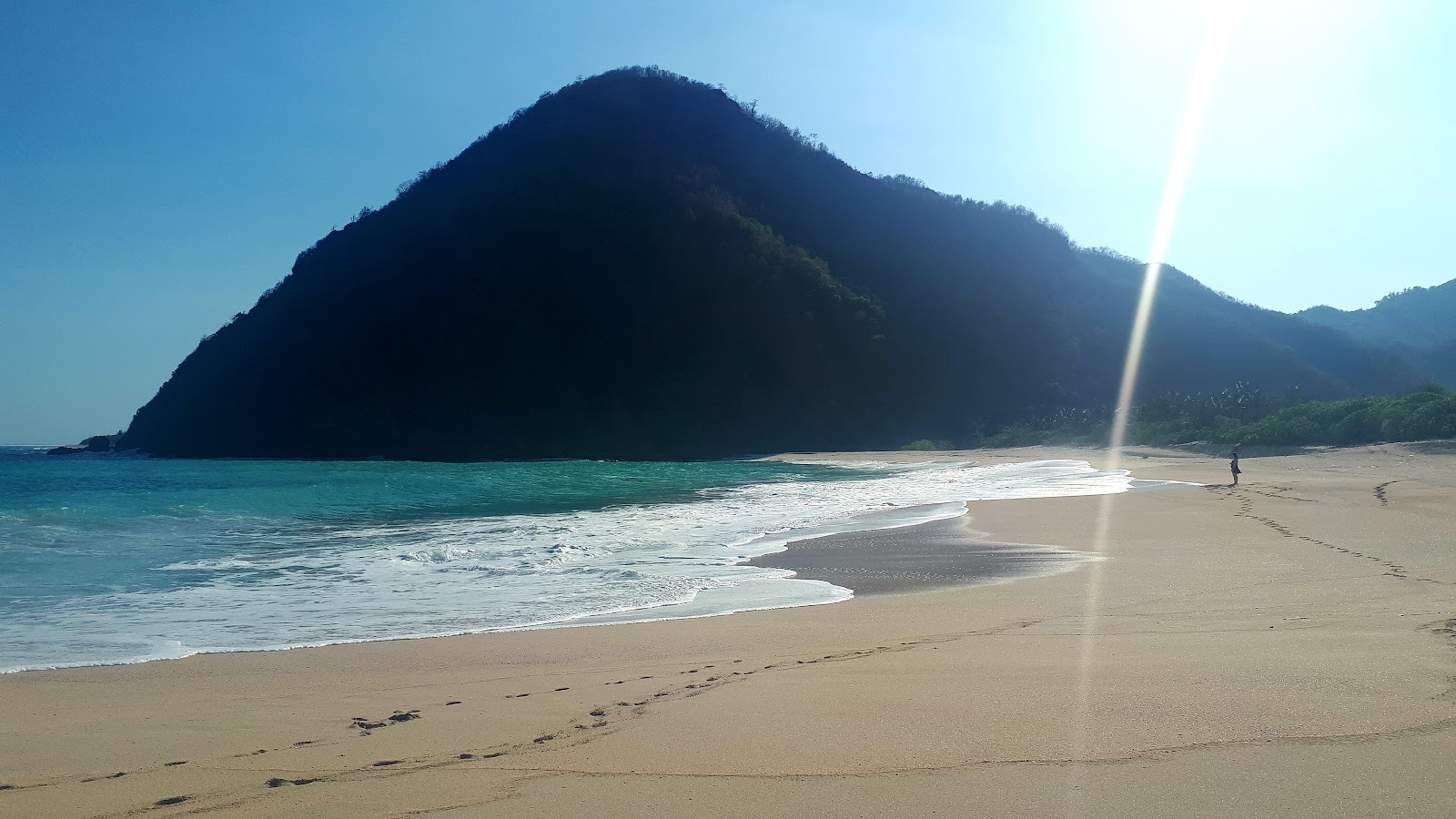 Foto de Tomang-Omang Beach con muy limpio nivel de limpieza